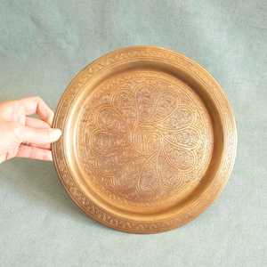 Plato de ofrendas de latón vintage, bandeja de altar para rituales, decoración de brujería, plato de latón grabado, regalo para brujas, adivinación, quemador de incienso