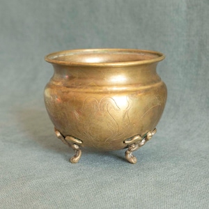 Stary mosiężny kocioł rytualny na 3 nogach – misa ofiarna dla czarownic, kadzielnica, uchwyt na lampę oliwną, dekoracja ołtarza, garnek do rzucania zaklęć, prezent dla czarownic