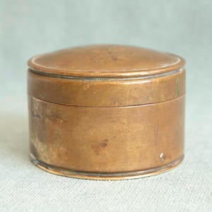 Caja de latón antigua con asa, cofre redondo para guardar objetos pequeños y objetos de altar.