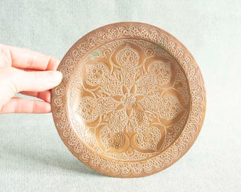 Vintage-Altarplatte aus graviertem Messing für Hexenrituale: Esoterische Ritualdekoration