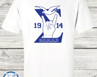 Puede incluir: Camiseta blanca con un gráfico azul de una paloma volando sobre una mano haciendo un signo de paz. El gráfico también incluye el texto "19 14 G.O.M.A.B."