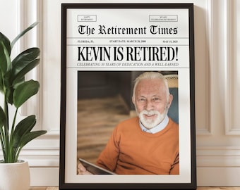 Puede incluir: Una impresión enmarcada titulada "The Retirement Times" con el titular "KEVIN IS RETIRED!" y el texto "Celebrating 30 years of dedication and a well-earned." La imagen presenta a un hombre mayor sonriente con un suéter naranja.