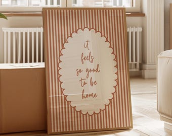 It Feels So Good to Be Home Striped Typography Wall Art Print, Retro Mid Century Home Decor, Entryway Housewarming Gift : UNFRAMED Poster