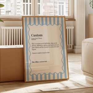 Könnte beinhalten: Ein gerahmter Druck mit dem Wort "Custom" in einer dekorativen Schriftart, mit einem hellblau-weiß gestreiften Rand. Der Text definiert "Custom" und besagt, dass jedes Wort oder jeder Satz in der gleichen Schriftart und im gleichen Layout erstellt wird.