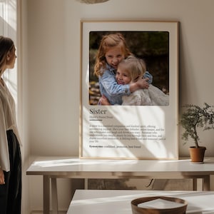 Puede incluir: Una definici&oacute;n imprimible de la palabra "Hermana" con un dise&ntilde;o de texto en blanco y negro. La definici&oacute;n incluye las palabras "compa&ntilde;era querida", "esp&iacute;ritu af&iacute;n", "apoyo inquebrantable", "mejor defensora", "guardiana de secretos", "mejor amiga para toda la vida" y "parte preciada de tu vida". La imagen tambi&eacute;n incluye una foto de dos ni&ntilde;as abraz&aacute;ndose en un entorno boscoso.