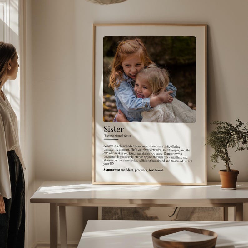 Puede incluir: Una definici&oacute;n imprimible de la palabra "Hermana" con un dise&ntilde;o de texto en blanco y negro. La definici&oacute;n incluye las palabras "compa&ntilde;era querida", "esp&iacute;ritu af&iacute;n", "apoyo inquebrantable", "mejor defensora", "guardiana de secretos", "mejor amiga para toda la vida" y "parte preciada de tu vida". La imagen tambi&eacute;n incluye una foto de dos ni&ntilde;as abraz&aacute;ndose en un entorno boscoso.