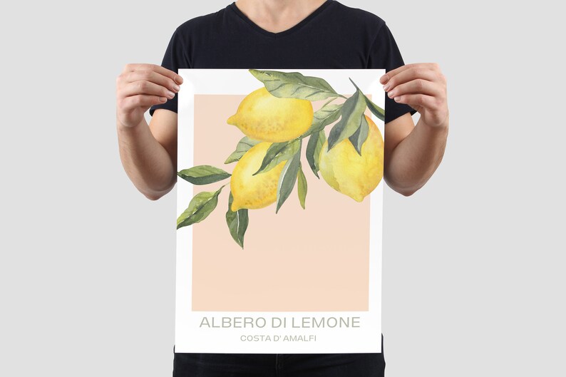 Op de afbeelding: Een aquarel-illustratie van een tak van een citroenboom met rijpe gele citroenen en groene bladeren. De achtergrond is licht perzikkleurig. De tekst "ALBERO DI LIMONE" en "COSTA D'AMALFI" is onder de afbeelding gedrukt.