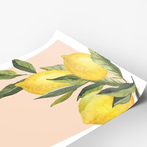 Op de afbeelding: Waterverf schilderij van een citroen tak met drie gele citroenen en groene bladeren op een licht roze achtergrond.