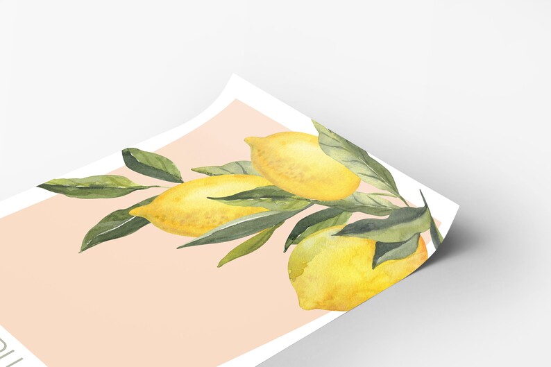 Op de afbeelding: Waterverf schilderij van een citroen tak met drie gele citroenen en groene bladeren op een licht roze achtergrond.