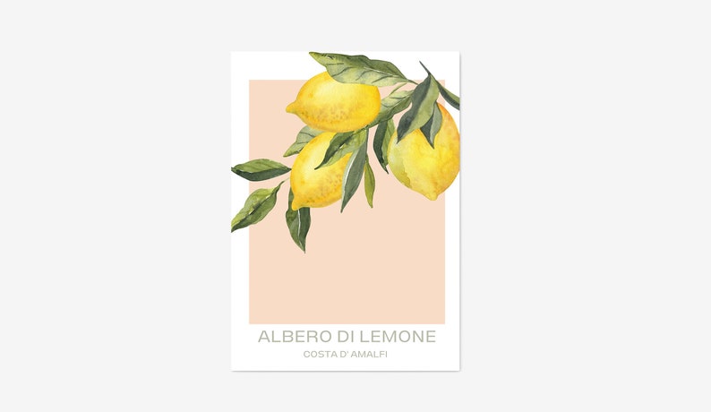 Op de afbeelding: Een aquarel-illustratie van een tak van een citroenboom met drie gele citroenen en groene bladeren. De achtergrond is licht perzikkleurig. De tekst "ALBERO DI LIMONE" en "COSTA D'AMALFI" is onder de afbeelding gedrukt.
