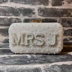 Personalized pearl clutch bag, Personalized bride wedding clutch bag, Bridal Purse, wedding clutch bag, Bridal hen do bag, Mrs Initial Bag imagem 11