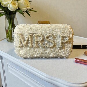 Personalized pearl clutch bag, Personalized bride wedding clutch bag, Bridal Purse, wedding clutch bag, Bridal hen do bag, Mrs Initial Bag imagem 5