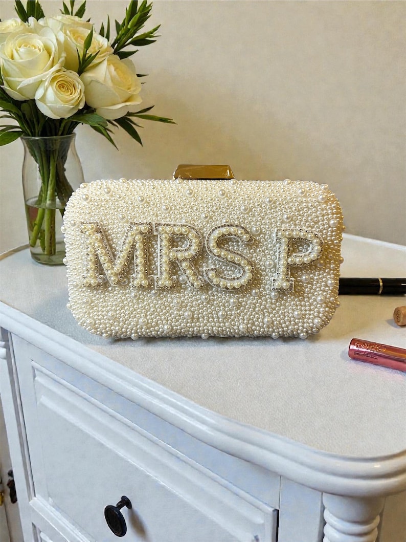 Personalized pearl clutch bag, Personalized bride wedding clutch bag, Bridal Purse, wedding clutch bag, Bridal hen do bag, Mrs Initial Bag imagem 5