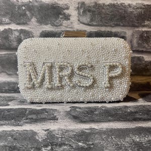 Personalized pearl clutch bag, Personalized bride wedding clutch bag, Bridal Purse, wedding clutch bag, Bridal hen do bag, Mrs Initial Bag imagem 8