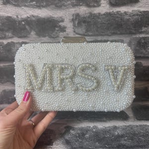 Personalized pearl clutch bag, Personalized bride wedding clutch bag, Bridal Purse, wedding clutch bag, Bridal hen do bag, Mrs Initial Bag imagem 7