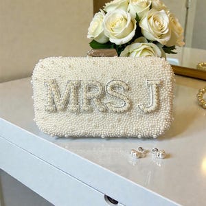 Personalized pearl clutch bag, Personalized bride wedding clutch bag, Bridal Purse, wedding clutch bag, Bridal hen do bag, Mrs Initial Bag imagem 3
