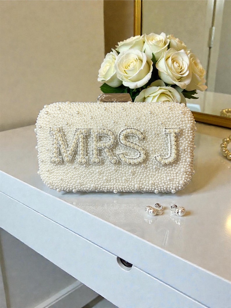 Personalized pearl clutch bag, Personalized bride wedding clutch bag, Bridal Purse, wedding clutch bag, Bridal hen do bag, Mrs Initial Bag imagem 3