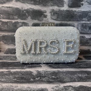 Personalized pearl clutch bag, Personalized bride wedding clutch bag, Bridal Purse, wedding clutch bag, Bridal hen do bag, Mrs Initial Bag imagem 12