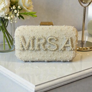 Personalized pearl clutch bag, Personalized bride wedding clutch bag, Bridal Purse, wedding clutch bag, Bridal hen do bag, Mrs Initial Bag imagem 4
