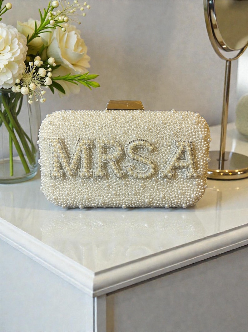 Personalized pearl clutch bag, Personalized bride wedding clutch bag, Bridal Purse, wedding clutch bag, Bridal hen do bag, Mrs Initial Bag imagem 4