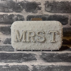 Personalized pearl clutch bag, Personalized bride wedding clutch bag, Bridal Purse, wedding clutch bag, Bridal hen do bag, Mrs Initial Bag imagem 15