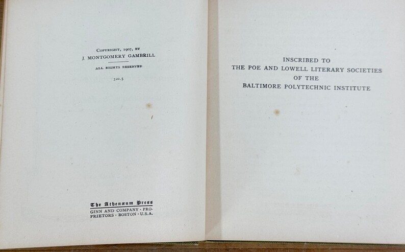 K&ouml;nnte beinhalten: Die aufgeschlagenen Seiten eines Buches zeigen links die Copyright-Informationen von 1907 von J. Montgomery Gambrill und rechts eine Widmung an die Poe and Lowell Literary Societies des Baltimore Polytechnic Institute, mit The Athenaeum Press.