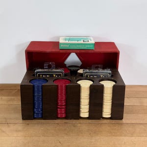 Caja rectangular para fichas de póker de madera, pomo de plástico y cubierta de cartón con revestimiento de cuero. Incluye 8 ranuras para fichas de póker de plástico antiguas y 3 barajas de cartas.