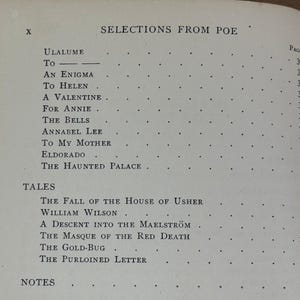 K&ouml;nnte beinhalten: Eine Buchseite mit der &Uuml;berschrift SELECTIONS FROM POE und der r&ouml;mischen Ziffer X oben links. Der Text listet Gedichte wie Ulalume, To Helen und Annabel Lee auf, gefolgt von einem Abschnitt f&uuml;r Erz&auml;hlungen wie The Fall of the House of Usher und The Gold-Bug.