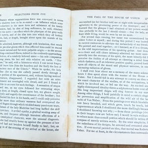K&ouml;nnte beinhalten: Ein aufgeschlagenes Hardcover-Buch mit den Seiten 56 und 57, betitelt Selections from Poe und The Fall of the House of Usher. Die Seiten zeigen schwarzen gedruckten Text mit nummerierten Zeilen und sichtbare Vergilbung an den Buchr&auml;ndern.