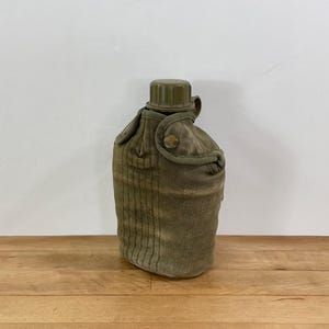1960&#39;s Plastic Canteen in Cotton Cover with Nylon Edging and a Fuzzy Wool Lining (No Alice Belt Clips)