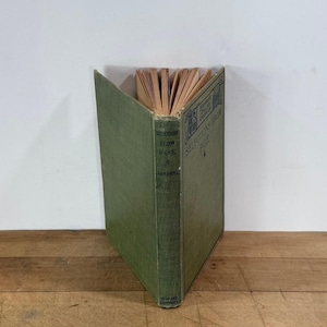 K&ouml;nnte beinhalten: Ein gebundenes Buch mit dem Titel Selections from Poe von Gambrill, herausgegeben von Ginn and Company. Das Buch hat einen verblassten olivgr&uuml;nen Stoffeinband mit dunklem Text auf dem Buchr&uuml;cken und dem Vorderdeckel. Die Seiten sind oben sichtbar und zeigen gealtertes Papier.