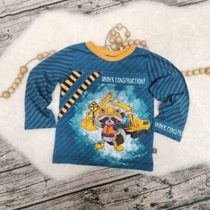 Shirt met lange mouwen voor jongens en meisjes met een graafmachine, een wasbeer met bouwhelm en bouwplaatsstrepen in maat 104