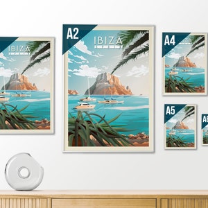 Pode incluir: Um conjunto de impress&otilde;es emolduradas com um design de p&ocirc;ster de viagem vintage para Ibiza, Espanha. As impress&otilde;es s&atilde;o mostradas em v&aacute;rios tamanhos, incluindo A2, A3, A4, A5 e A6.