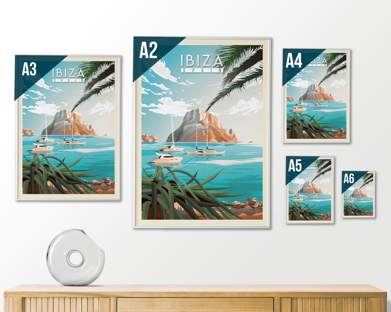 Pode incluir: Um conjunto de impress&otilde;es emolduradas com um design de p&ocirc;ster de viagem vintage para Ibiza, Espanha. As impress&otilde;es s&atilde;o mostradas em v&aacute;rios tamanhos, incluindo A2, A3, A4, A5 e A6.