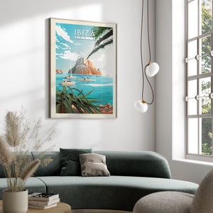 Pode incluir: Um cartaz colorido com o texto "IBIZA ESPANHA" em letras brancas sobre um fundo azul. O cartaz apresenta uma vista panor&acirc;mica de uma ilha rochosa com barcos na &aacute;gua e palmeiras em primeiro plano.