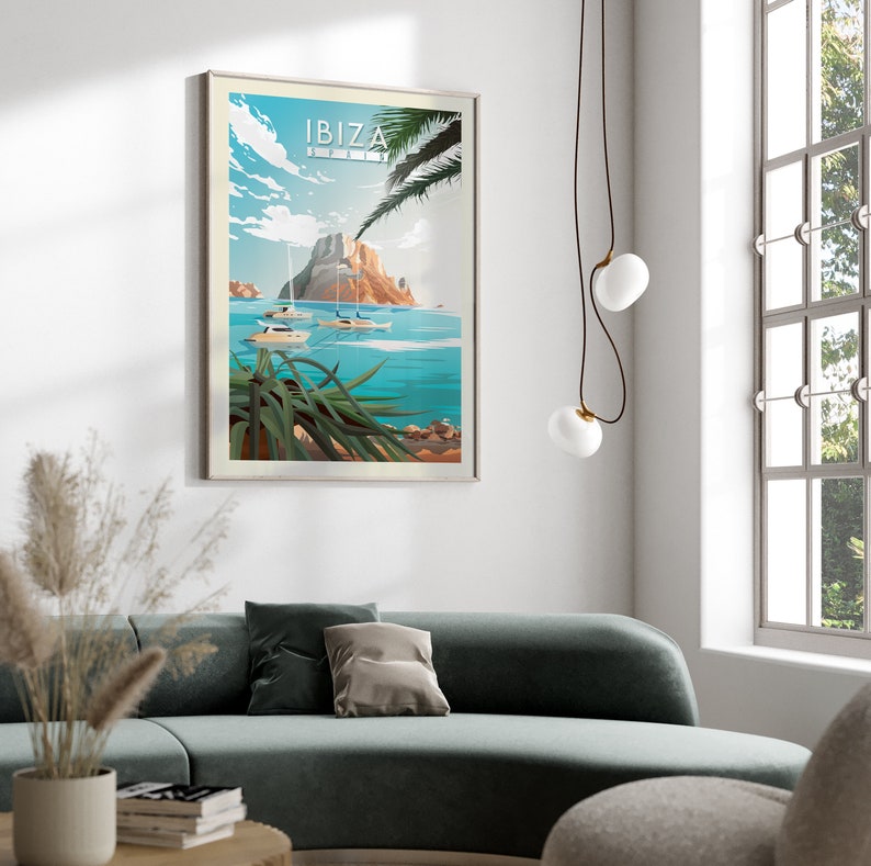 Pode incluir: Um cartaz colorido com o texto "IBIZA ESPANHA" em letras brancas sobre um fundo azul. O cartaz apresenta uma vista panor&acirc;mica de uma ilha rochosa com barcos na &aacute;gua e palmeiras em primeiro plano.