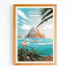 Pode incluir: Um p&ocirc;ster emoldurado com uma ilustra&ccedil;&atilde;o colorida de uma ilha rochosa com barcos na &aacute;gua. O p&ocirc;ster tem o texto "IBIZA ESPANHA" no topo.