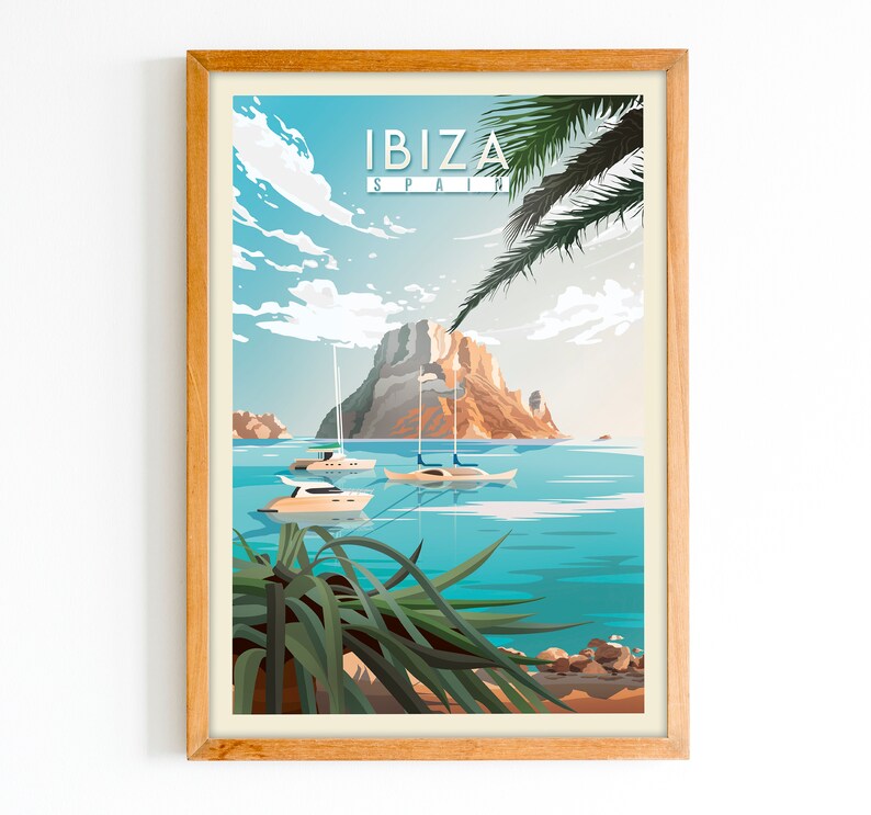 Pode incluir: Um p&ocirc;ster emoldurado com uma ilustra&ccedil;&atilde;o colorida de uma ilha rochosa com barcos na &aacute;gua. O p&ocirc;ster tem o texto "IBIZA ESPANHA" no topo.