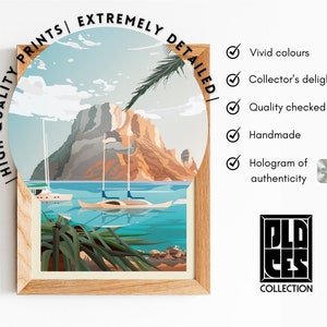 Pode incluir: Uma impress&atilde;o emoldurada de uma ilustra&ccedil;&atilde;o colorida de uma ilha tropical com uma montanha ao fundo e dois barcos na &aacute;gua. A impress&atilde;o &eacute; cercada por uma moldura de madeira e tem o texto "HIGH QUALITY PRINTS | EXTREMELY DETAILED" no lado esquerdo e "PLACES COLLECTION" no lado direito.