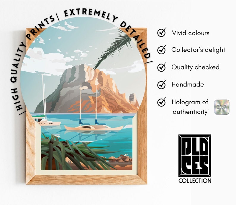 Pode incluir: Uma impress&atilde;o emoldurada de uma ilustra&ccedil;&atilde;o colorida de uma ilha tropical com uma montanha ao fundo e dois barcos na &aacute;gua. A impress&atilde;o &eacute; cercada por uma moldura de madeira e tem o texto "HIGH QUALITY PRINTS | EXTREMELY DETAILED" no lado esquerdo e "PLACES COLLECTION" no lado direito.