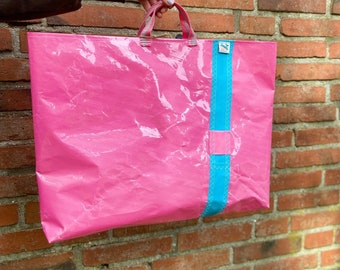 Shopper aus Surf-Segel Folie | Pinke Tasche mit blauem Akzent | Upcycling