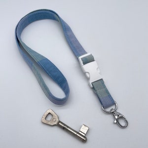 Buntes Schlüsselband mit Steckschnalle & Karabiner Umhängeband mit Verschluss Clip trennbar Hellblau kariert