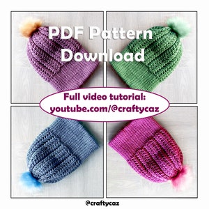 Puede incluir: Cuatro gorros de punto en morado, verde, azul y rosa, cada uno con un borde en contraste y un pompón esponjoso. La imagen incluye el texto "PDF Pattern Download" y "Full video tutorial: youtube.com/@craftycaz".
