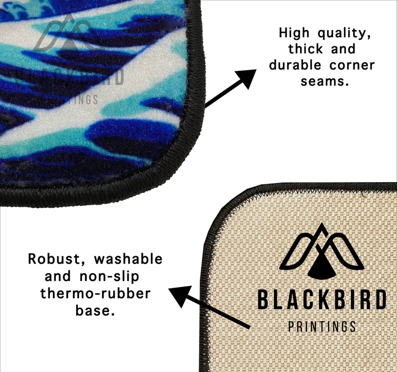 K&ouml;nnte beinhalten: Nahaufnahme eines blauen und wei&szlig;en Teppichs mit Muster und schwarzem Rand. Der Teppich hat eine rutschfeste Thermopgummi-Unterseite. Der Teppich wird von Blackbird Printings hergestellt.