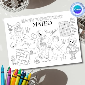 Op de afbeelding: Een zwart-wit kleurplaat met de tekst "HAPPY 2ND BIRTHDAY MATEO" en illustraties van teddyberen, ballonnen en een doolhof. Bevat een woordzoekpuzzel en een set kleurpotloden.