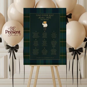 Könnte beinhalten: Ein Sitzplan auf einer Holzstaffelei mit grünem und blauem Karomuster. Die Tafel trägt die Aufschrift "Find Your Seat" und enthält eine Teddybär-Illustration. Beige Ballons mit schwarzen Schleifen sind im Hintergrund. Ein Ballon trägt den Text "BE Present Studio".