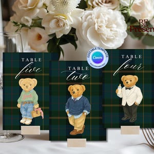 Puede incluir: Tres tarjetas de mesa con ilustraciones de osos de peluche. Cada tarjeta presenta un oso diferente vestido con varios atuendos, sobre un fondo a cuadros verde y azul marino. Las tarjetas están etiquetadas con los números cuatro, cinco y dos.