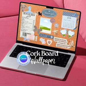 Puede incluir: Un portátil muestra un fondo de pantalla tipo corcho con varios elementos decorativos. La pantalla presenta un calendario, pegatinas y un recibo. El portátil está sobre una superficie rosa, con las palabras "Cork Board Wallpaper" y "Canva".