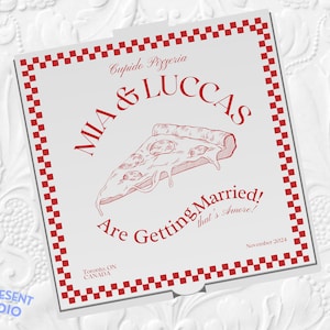 Könnte beinhalten: Ein weißer Pizzakarton mit einem rot-weiß karierten Rand. Der Karton zeigt eine rote Illustration einer Pizzastückes mit dem Text "Cupido Pizzeria", "MIA & LUCCAS", "Are Getting Married! that's Amore!" und "November 2024".
