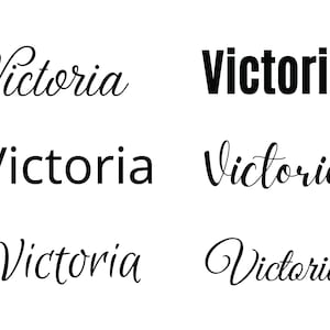 Può includere: Sei diverse varianti del nome "Victoria" scritte in inchiostro nero. Il nome è scritto in una varietà di font e stili, tra cui corsivo, grassetto e sans-serif.